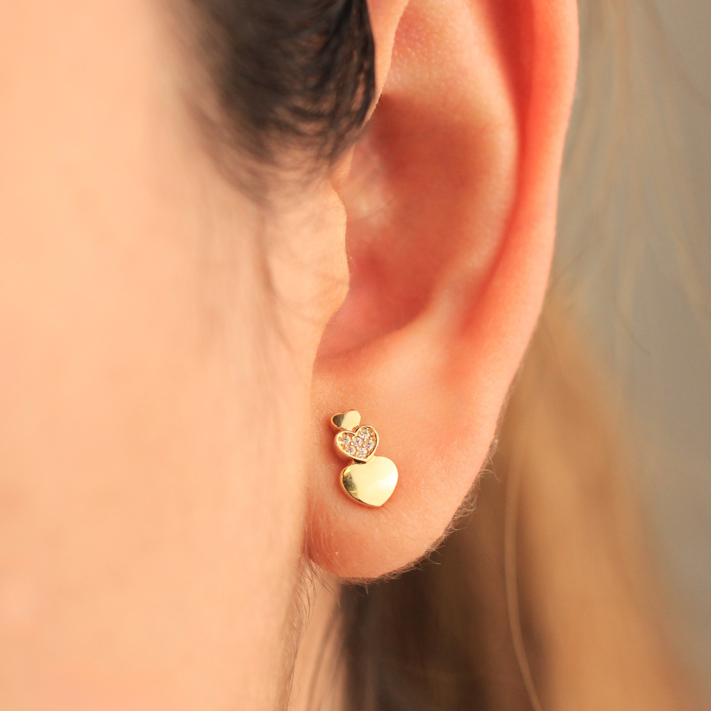 Pendientes de oro amarillo de 18 quilates con doble motivo corazón y circonitas.