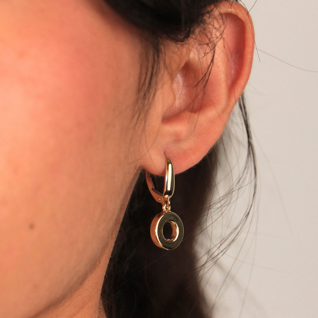 Pendientes realizados en oro amarillo de 18 quilates con colgante circular.