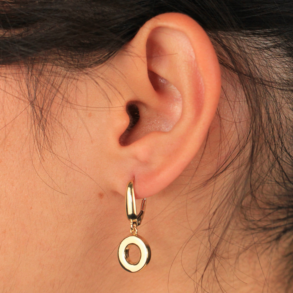Pendientes realizados en oro amarillo de 18 quilates con colgante circular.