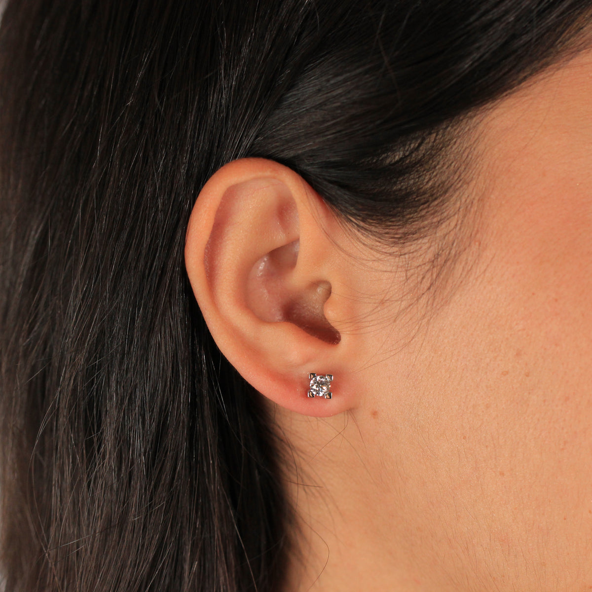 Pendientes realizados en oro blanco de 18 quilates con diamantes talla brillante de 0,73 cts. en total.