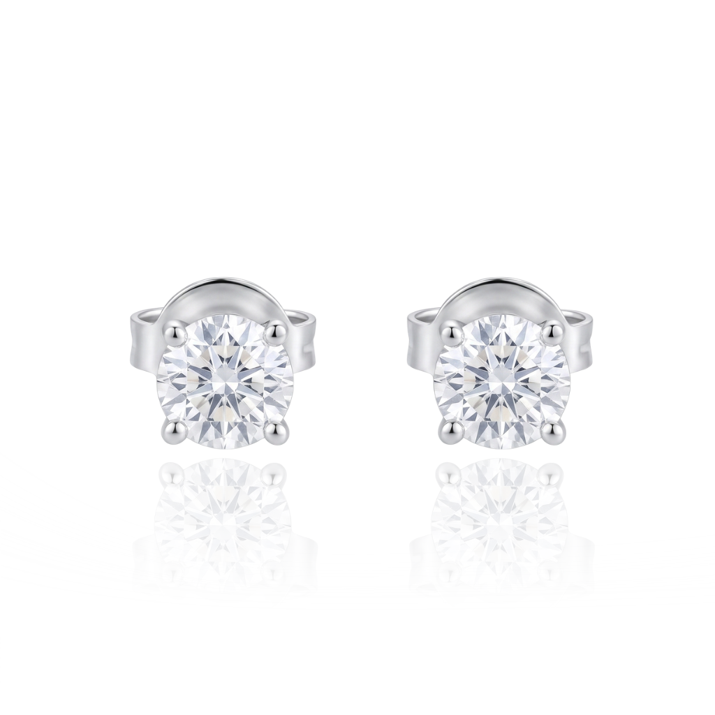 Pendientes realizados en oro blanco de 18 quilates con dos diamantes engastados en cuatro garras. El peso de los diamantes es de 0,14cts 