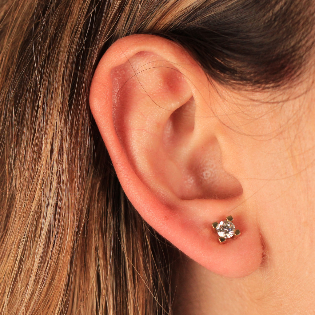 Pendientes realizados en oro amarillo de 18 quilates con dos diamantes certificados por IGI talla brillante de 0,80 cts. en total.