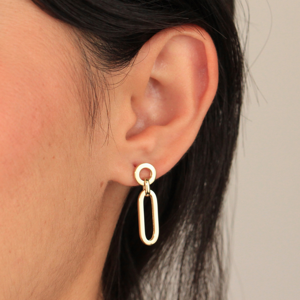 Pendientes realizados en oro amarillo de 18 quilates con diseño de eslabones ovalados.