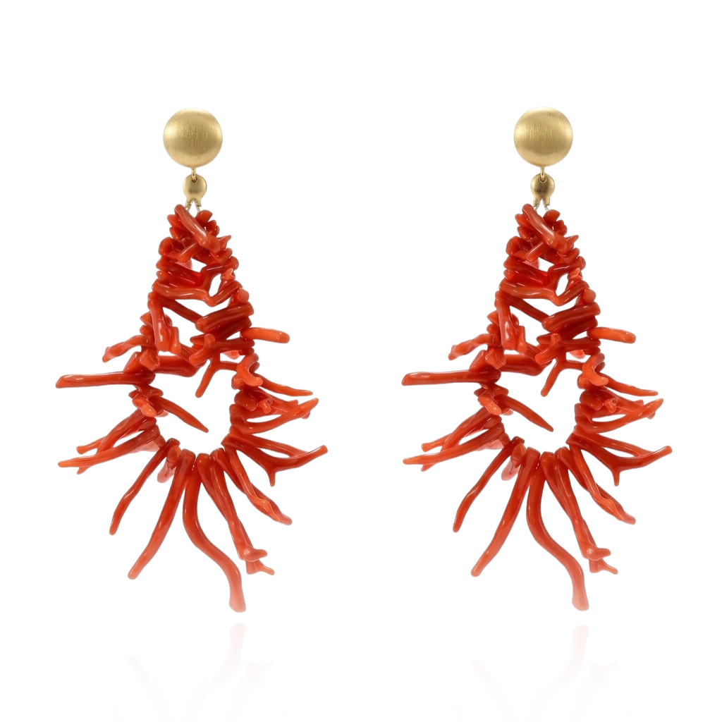 Pendientes realizados en oro amarillo de 18 quilates con acabado matizado y ramificaciones irregulares de coral rojo.