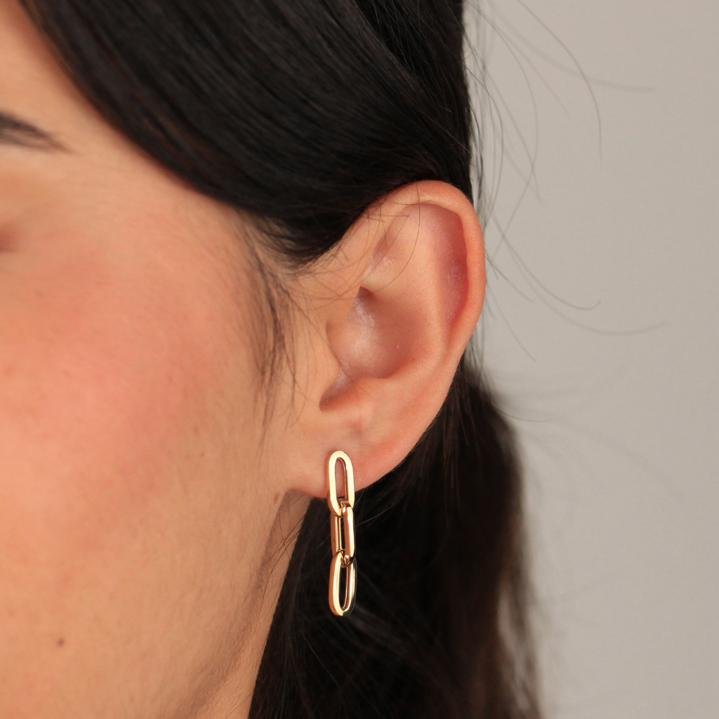 Pendientes realizados en oro amarillo de 18 quilates con motivo de eslabones.