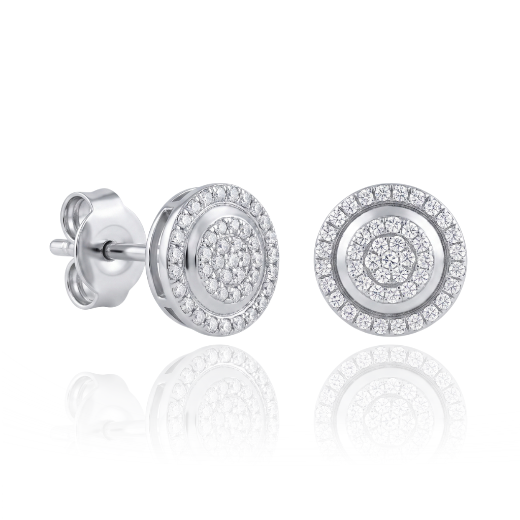 Pendientes realizados en oro blanco de 18 quilates con 88 diamantes talla brillante con un peso total de 0,44 cts, dispuestos en una orla exterior y un botón central.