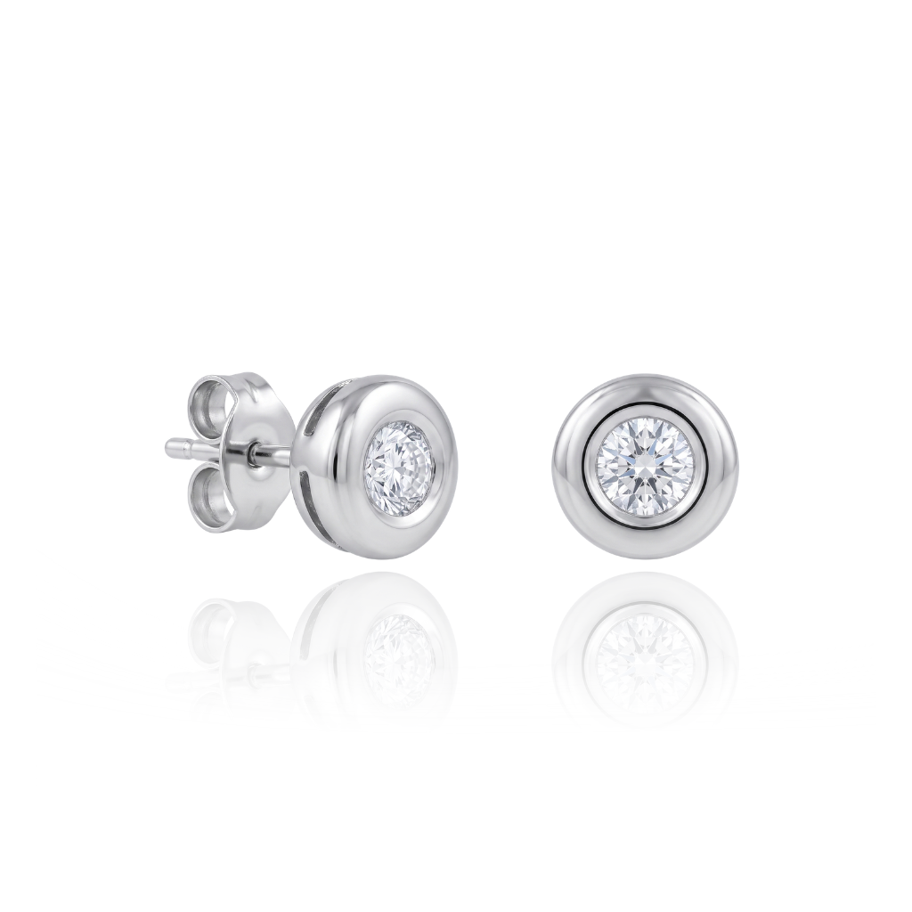 Pendientes realizados en oro blanco de 18 quilates con dos diamantes engastados en chatón. El peso de los diamantes es de 0,21cts.