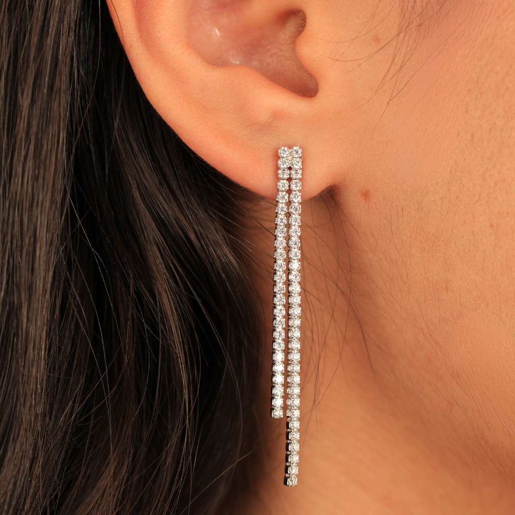 Pendientes realizados en plata de primera ley con diseño de doble caída tipo rivière, engastados con circonitas incoloras. 