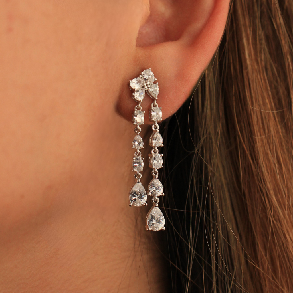 Pendientes realizados en plata de primera ley con circonitas incoloras de diferentes cortes, combinando piedras talla pera, oval y rectangular.