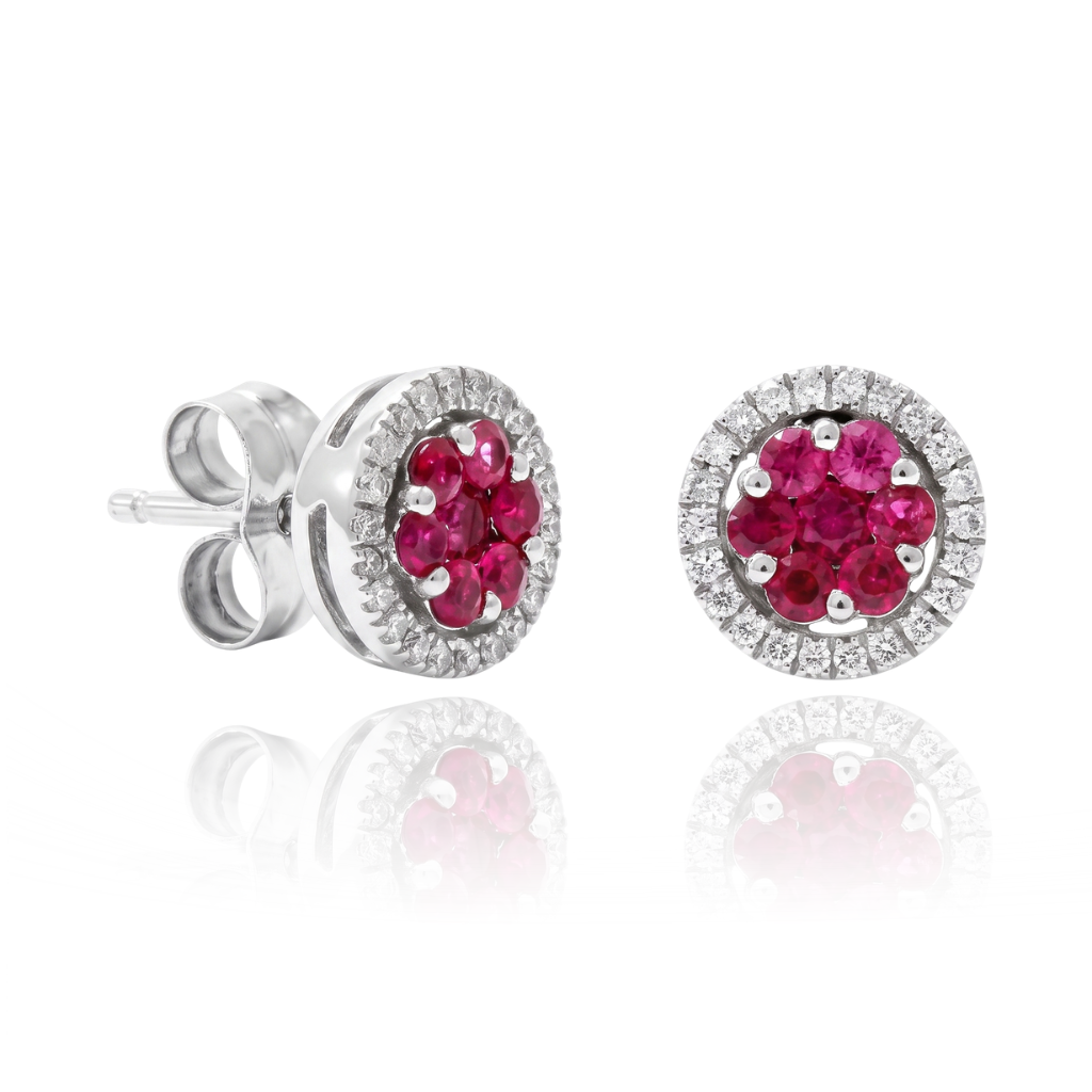Pendientes realizados en oro blanco de 18 quilates con 14 rubíes engastados en garras y una orla exterior de 44 diamantes talla brillante con un peso total de 0,22 cts.