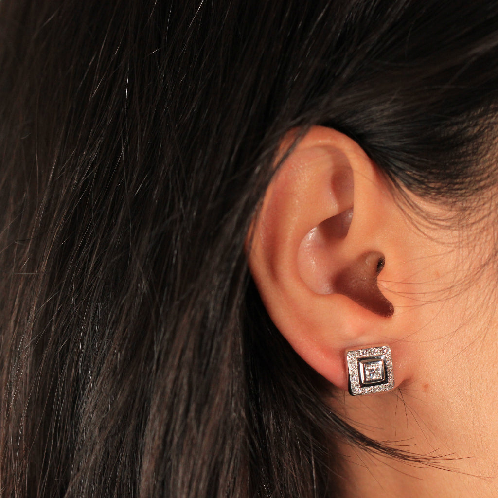 Pendientes realizados en oro blanco de 18 quilates con diamantes talla brillante de 0,39cts. en total.