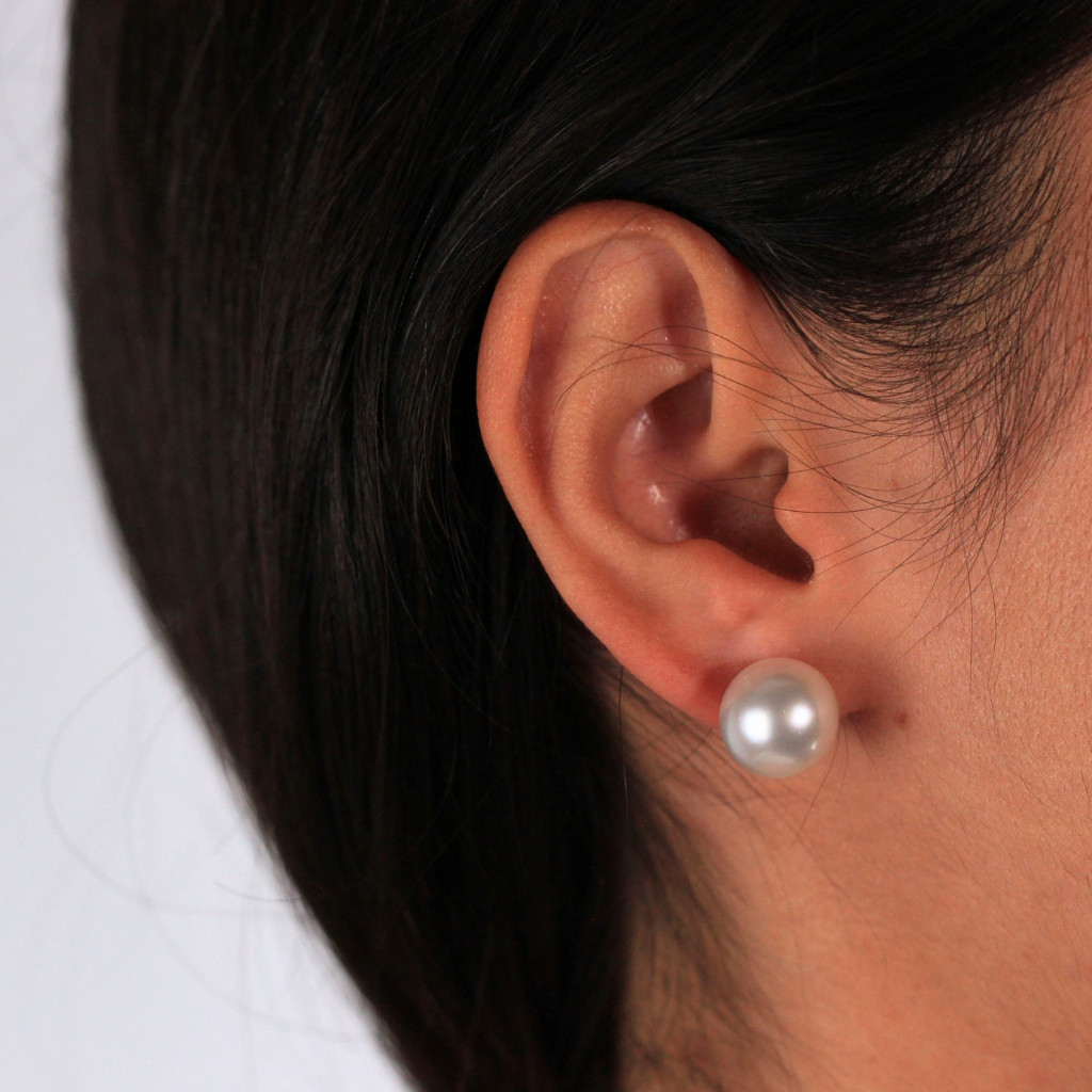 Pendientes de perla Australiana con pernio y presión en oro amarillo de 18 kt.