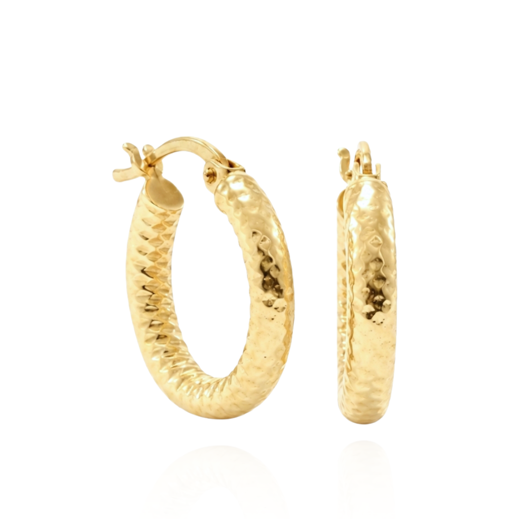 Pendientes de aro realizados en oro amarillo de 18 quilates.
