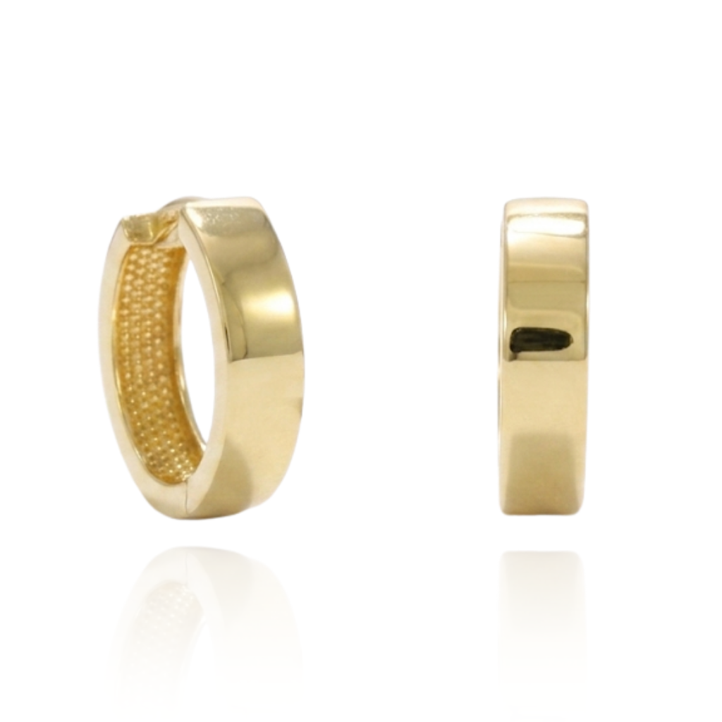Pendientes de aro realizados en oro amarillo de 18 quilates.