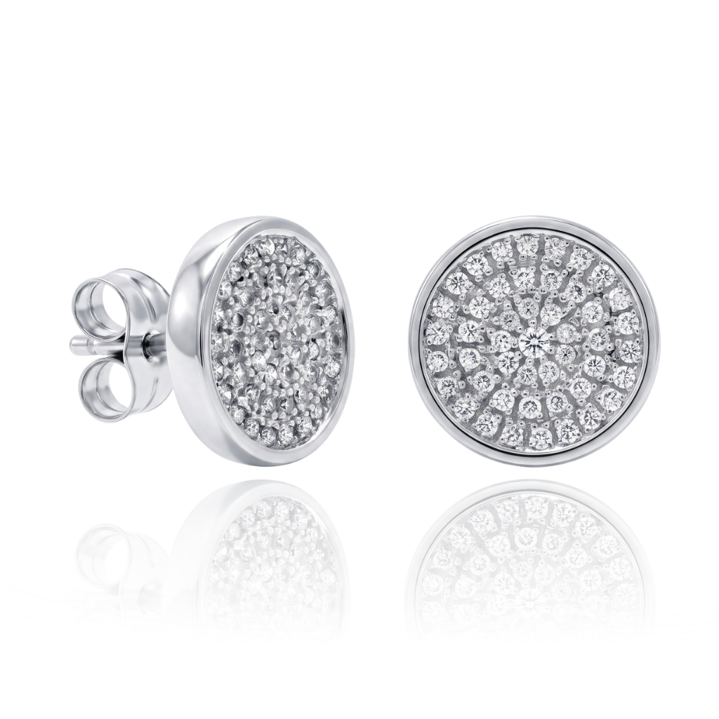 Pendientes realizados en oro blanco de 18 quilates con diseño circular en pavé y 94 diamantes talla brillante con un peso total de 0,47 cts.
