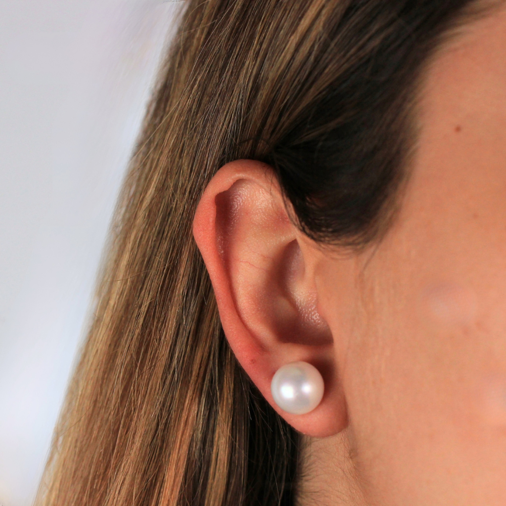 Pendientes de perla cultivada con pernio en oro amarillo y presión en oro blanco de 18 kt.