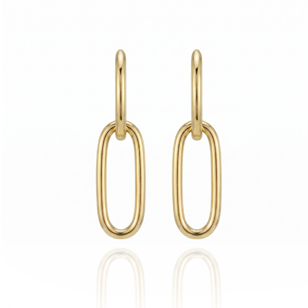Pendientes realizados en oro amarillo de 18 quilates tipo aro con colgante de eslabón ovalado.