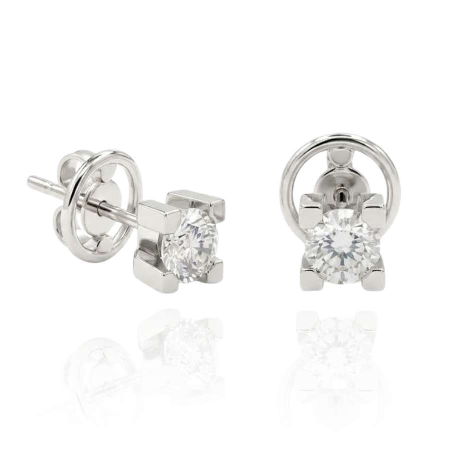 Pendientes realizados en oro blanco de 18 quilates con diamantes certificados por IGI talla brillante de 0,88 cts. en total.
