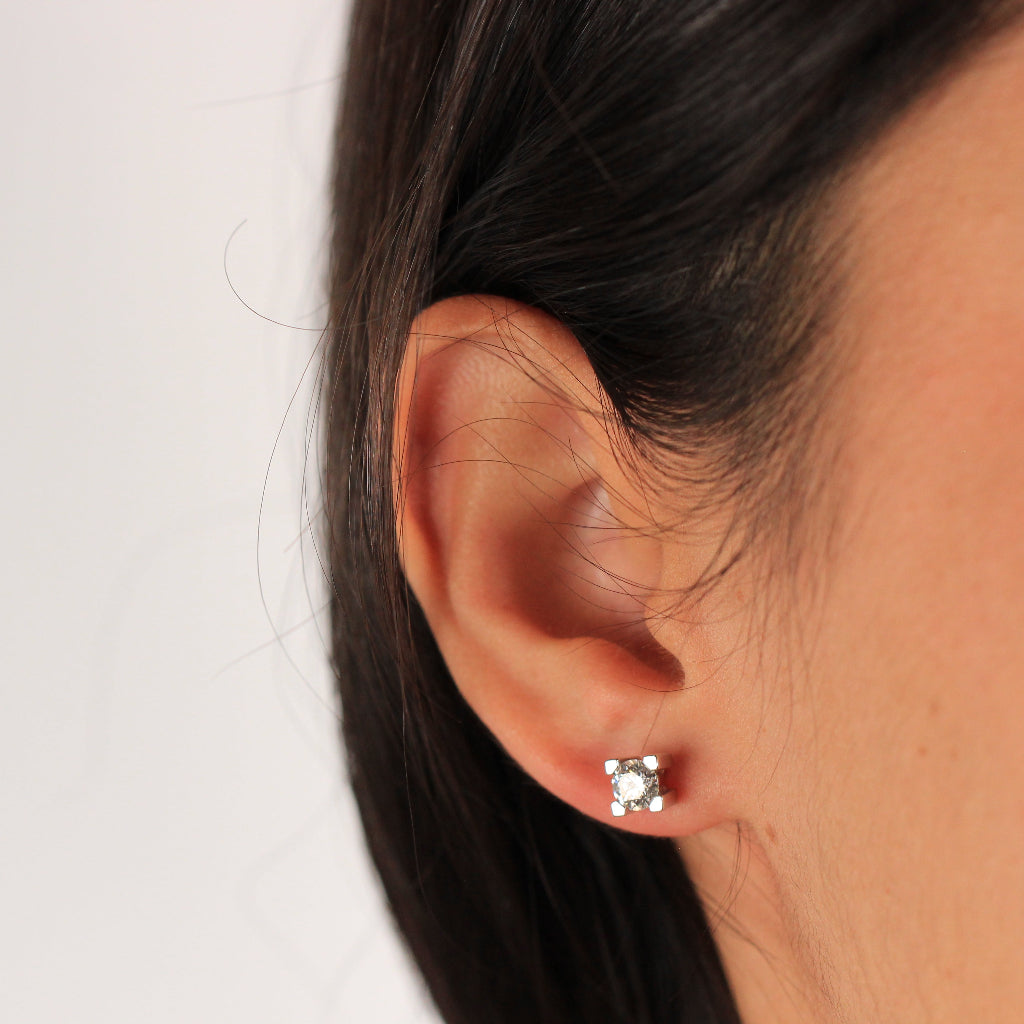 Pendientes realizados en oro blanco de 18 quilates con diamantes certificados por IGI talla brillante de 0,88 cts. en total.