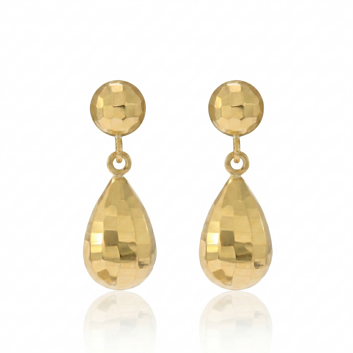 Pendientes realizados en oro amarillo de 18 quilates con colgante en forma de gota y superficie facetada.