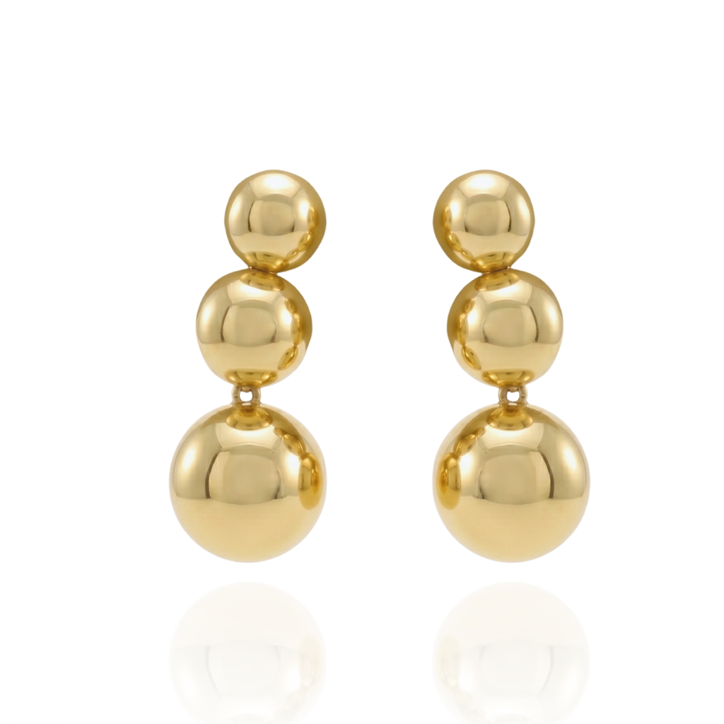 Pendientes realizados en oro amarillo de 18 quilates con composición de tres esferas enlazadas.
