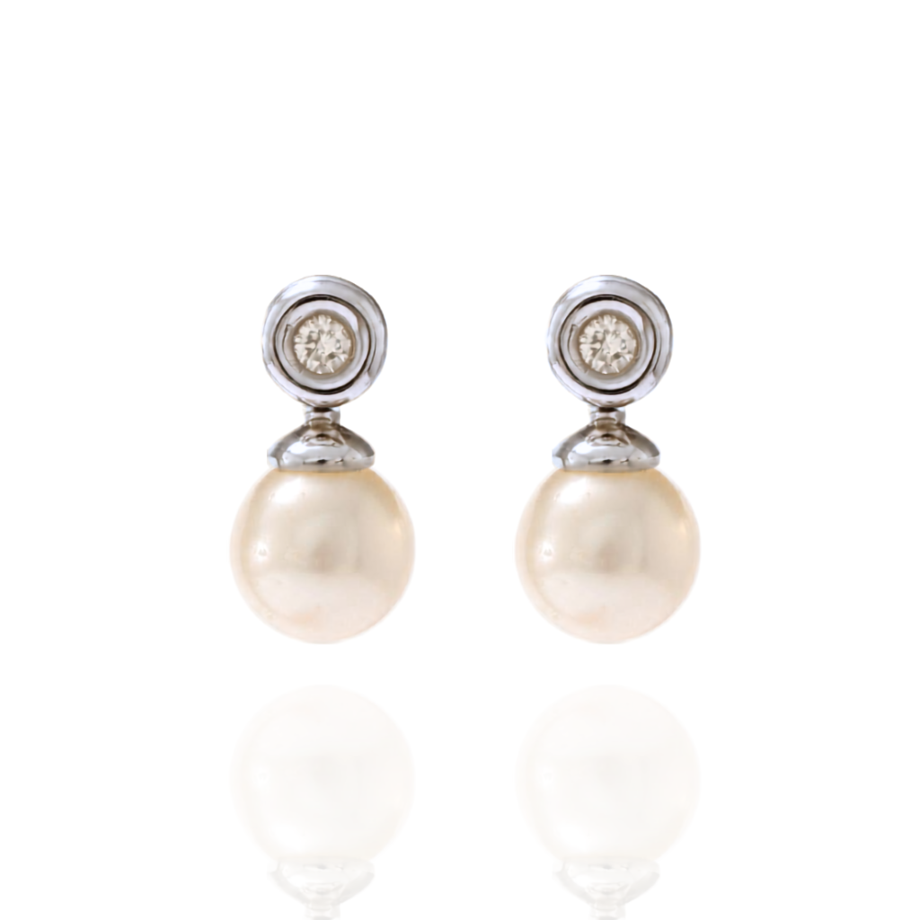 Pendientes desmontables realizados en oro blanco de 18 quilates con dos botones de diamante con un peso total de 0,30cts y dos perlas australianas.