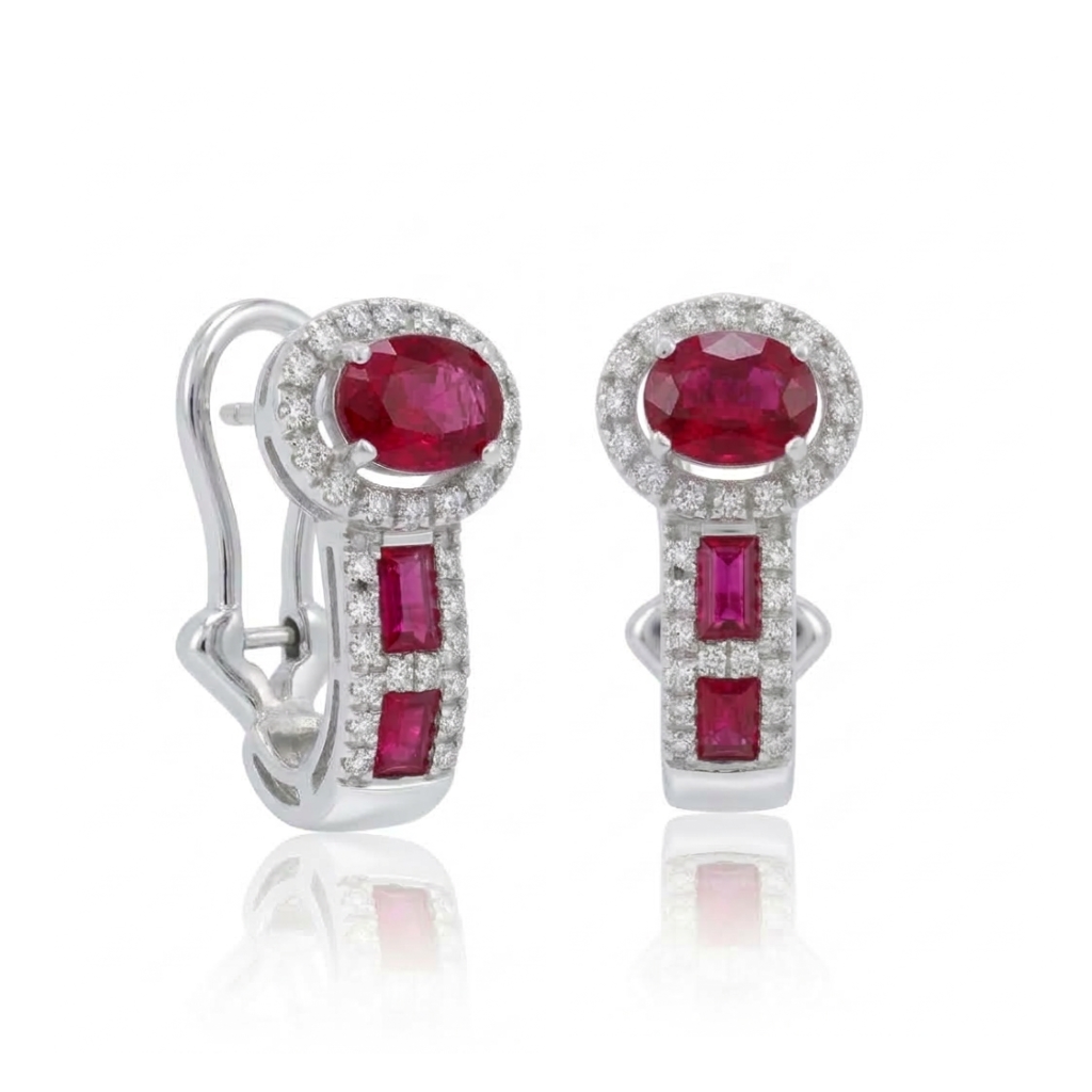 Pendientes realizados en oro blanco de 18 quilates con rubíes talla oval y baguette, rodeados con un total de 60 diamantes talla brillante de 0,15 cts. Con sistema de cierre omega..