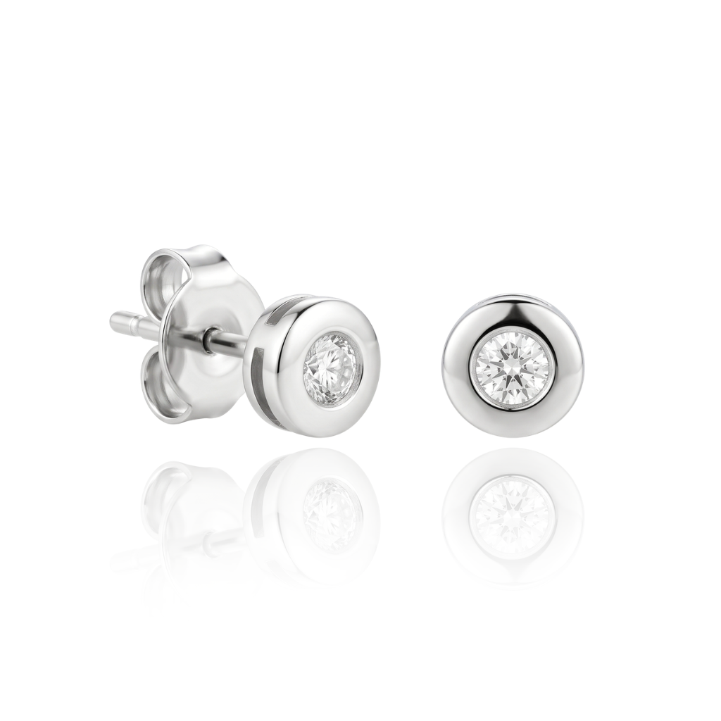 Pendientes realizados en oro blanco de 18 quilates con dos diamantes engastados en chatón. El peso de los diamantes es de 0,10cts.