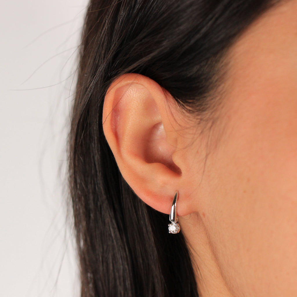 Pendientes realizados en oro blanco de 18 quilates con diamantes talla brillante de 0,38 cts. en total.