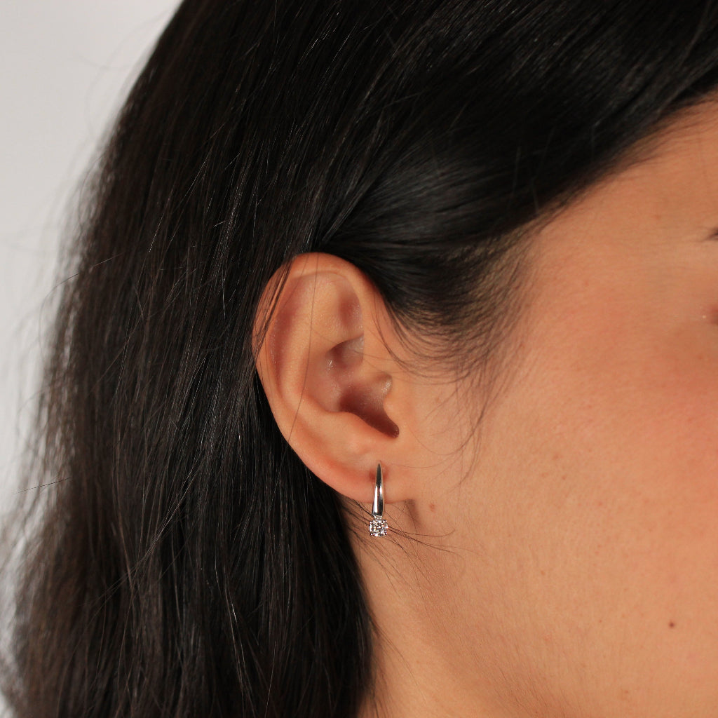 Pendientes realizados en oro blanco de 18 quilates con diamantes talla brillante de 0,38 cts. en total.