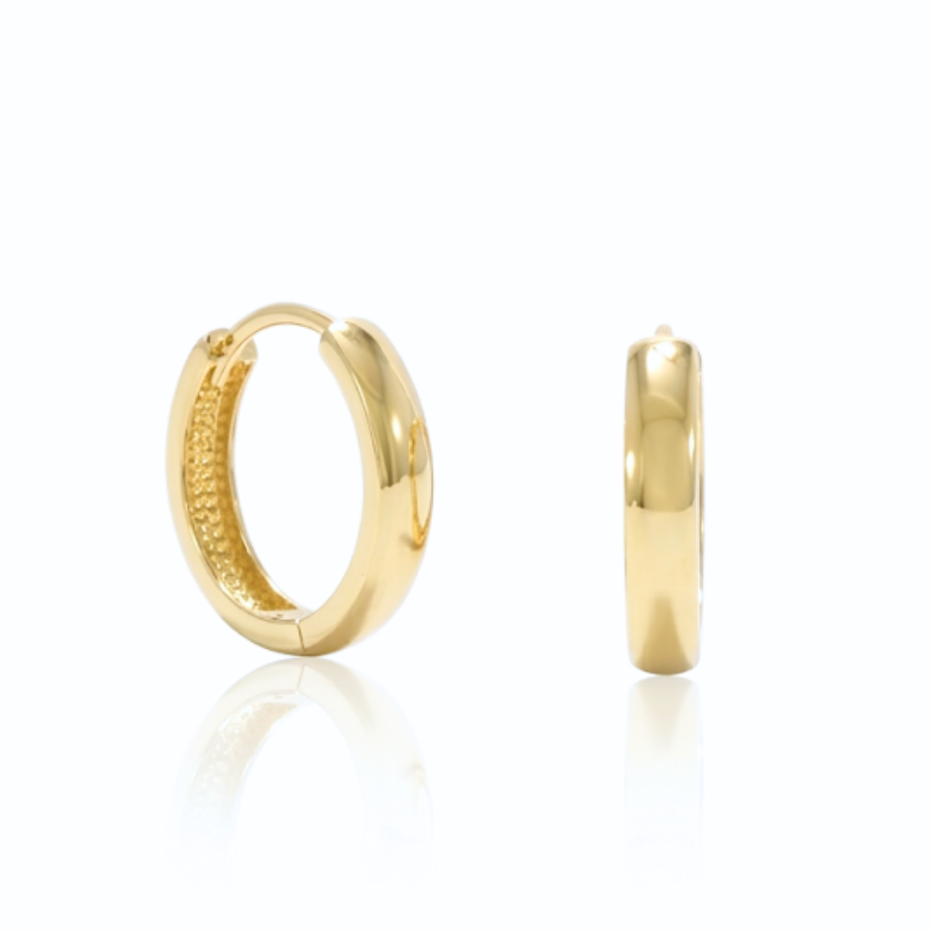 Pendientes de aro realizados en oro amarillo de 18 quilates.