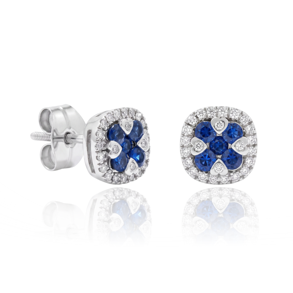 Pendientes realizados en oro blanco de 18 quilates con zafiros de 0,40 cts en total, una orla exterior y detalles en forma de corazón con diamantes talla brillante de 0,096 cts en total.