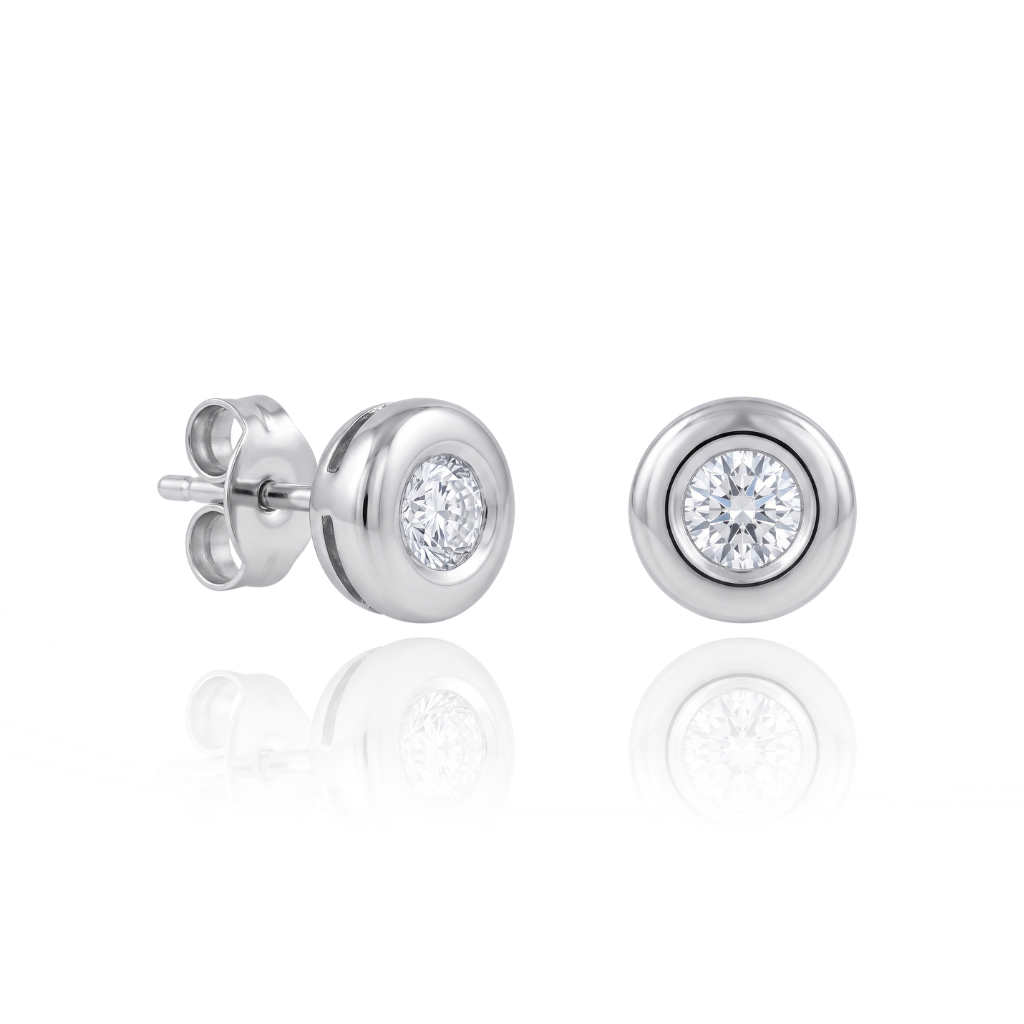 Pendientes realizados en oro blanco de 18 quilates con dos diamantes engastados en chatón. El peso de los diamantes es de 0,20cts 