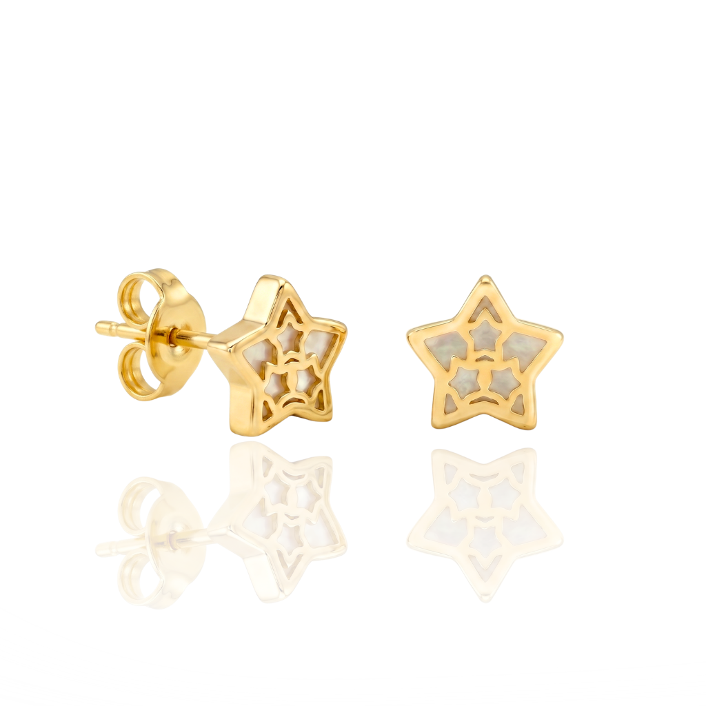 Pendientes realizados en oro amarillo de 18 quilates con motivo estrella calada y nácar.
