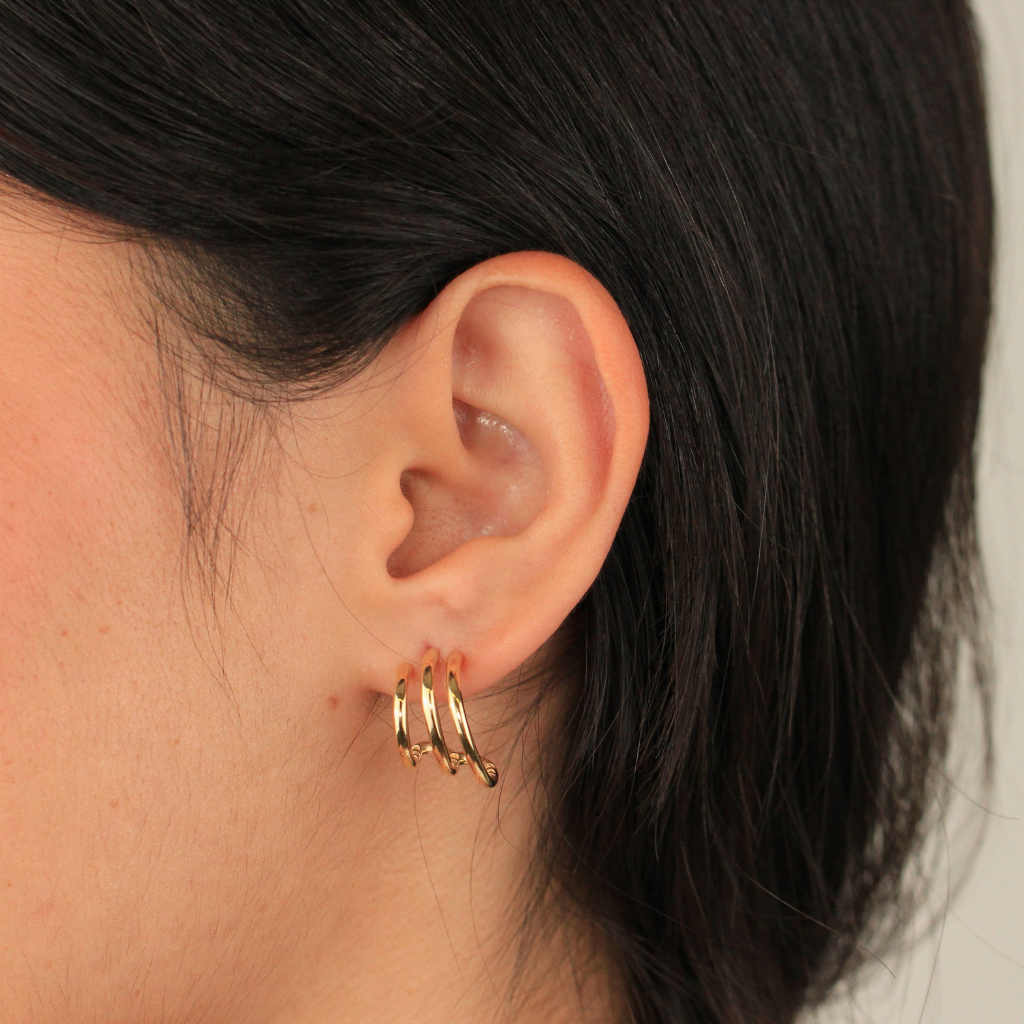 Pendientes realizados en oro amarillo de 18 quilates tipo aro abierto de triple aro.