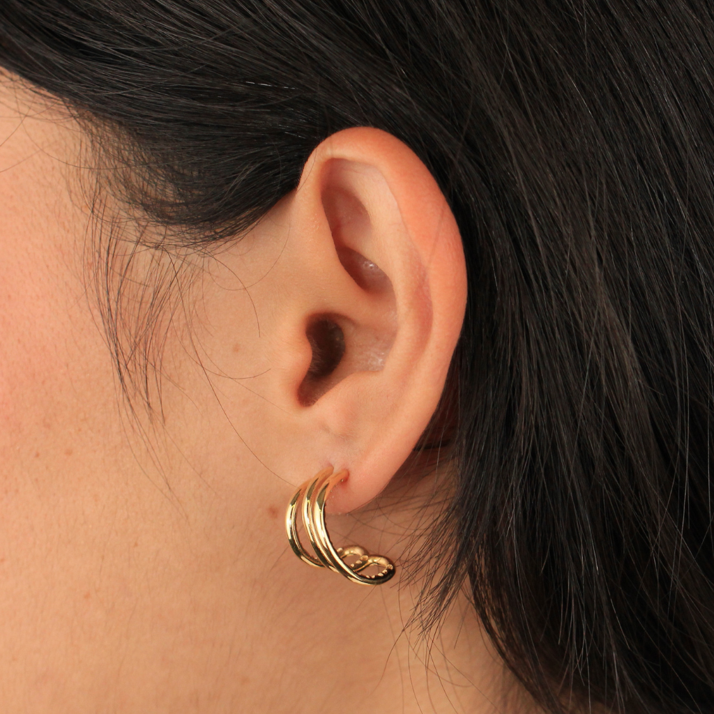 Pendientes realizados en oro amarillo de 18 quilates tipo aro abierto de triple aro.