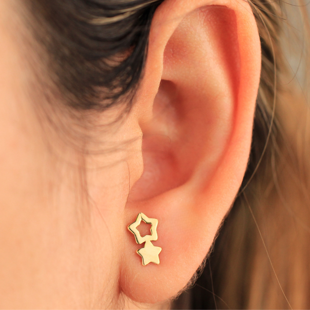 Pendientes de oro amarillo de 18 quilates con motivo de estrellas.
