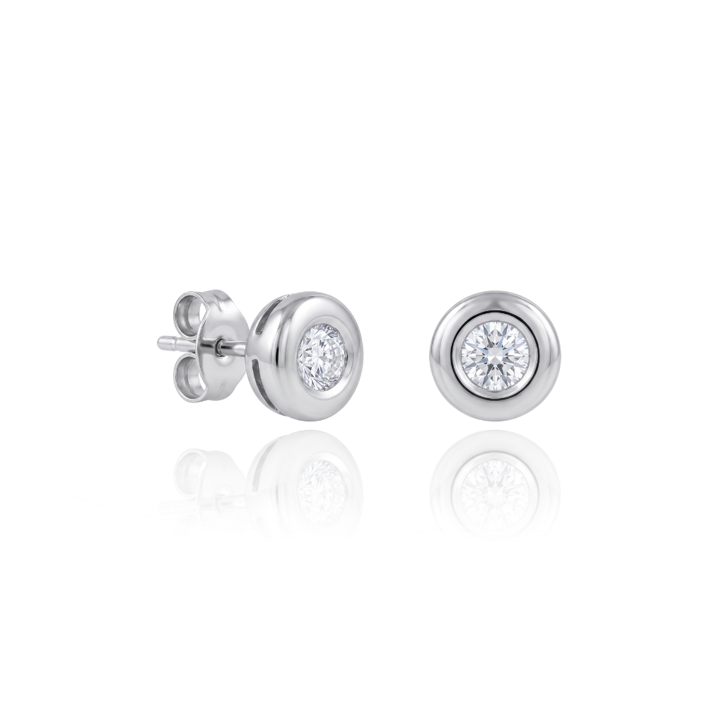 Pendientes realizados en oro blanco de 18 quilates con dos diamantes engastados en chatón. El peso de los diamantes es de 0,16cts.