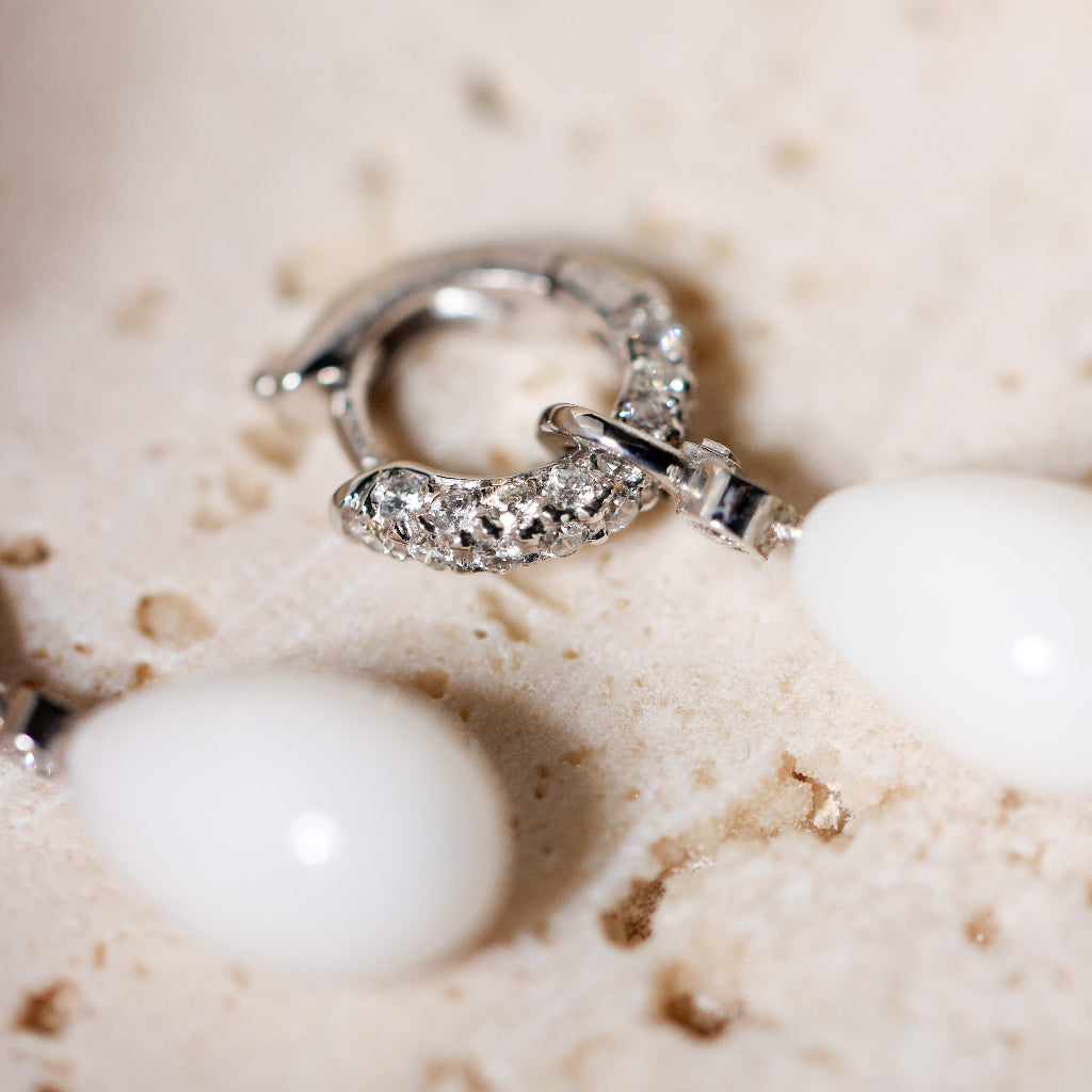 pendientes oro blanco 18k, diamantes y coral blanco