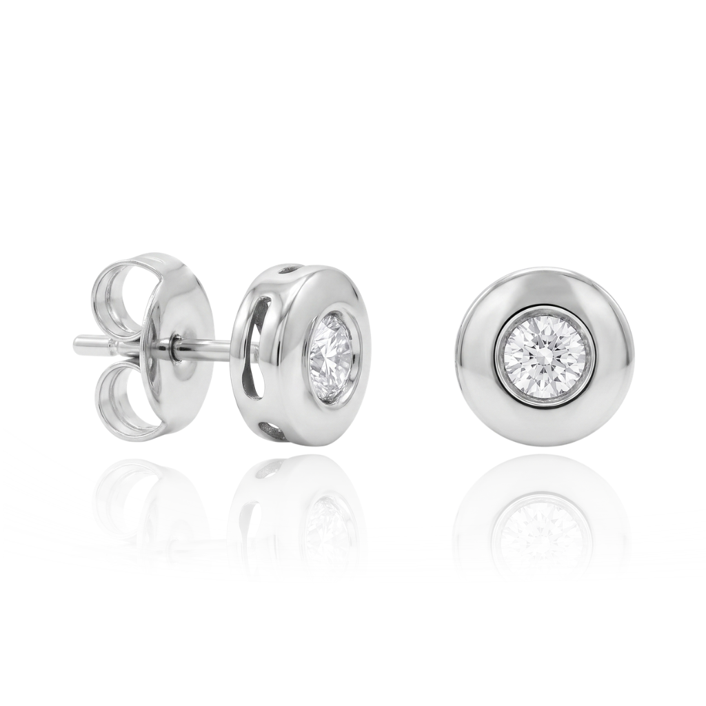 Pendientes realizados en oro blanco de 18 quilates con dos diamantes engastados en chatón. El peso de los diamantes es de 0,20cts 