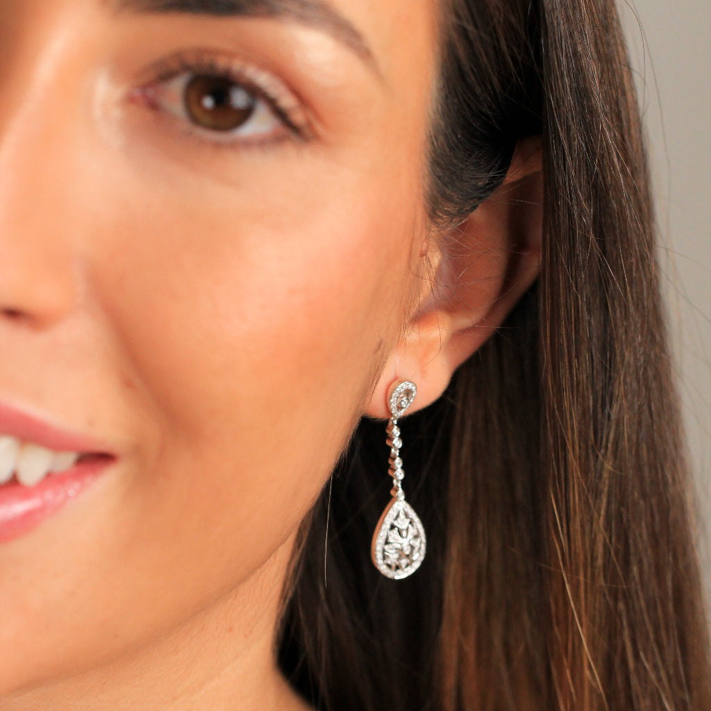 Pendientes largos estilo vintage de oro blanco y diamantes