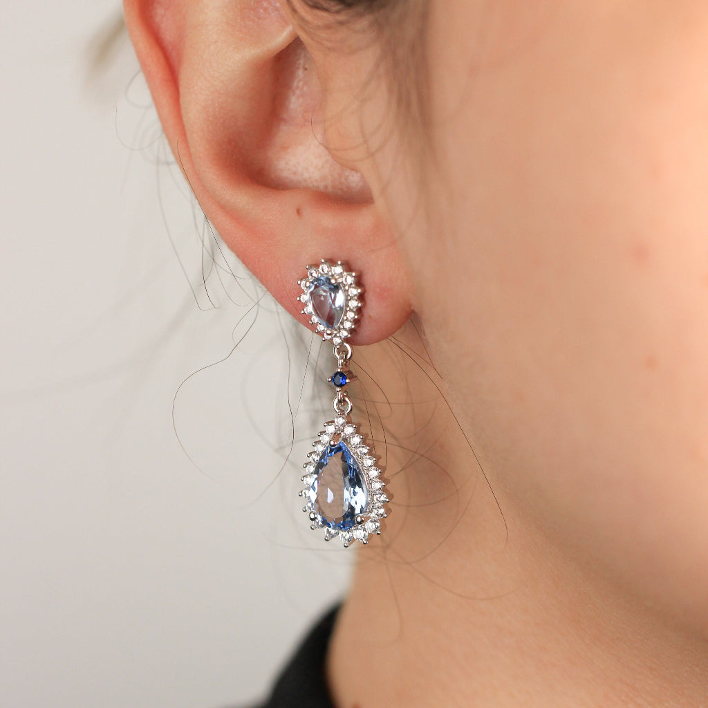 Pendientes realizados en plata de primera ley con criconitas azules en forma de lágrima