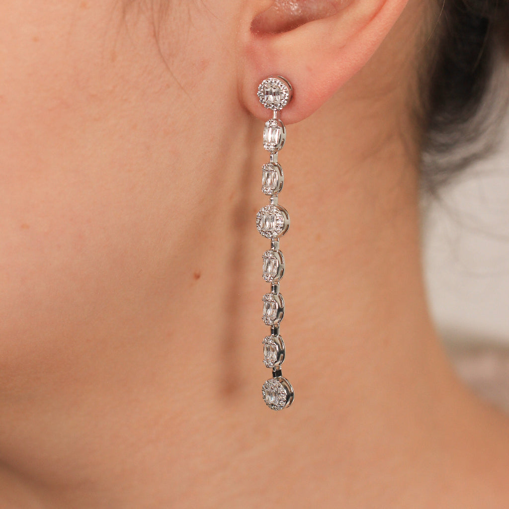 Pendientes largos realizados en plata de primera ley y circonita