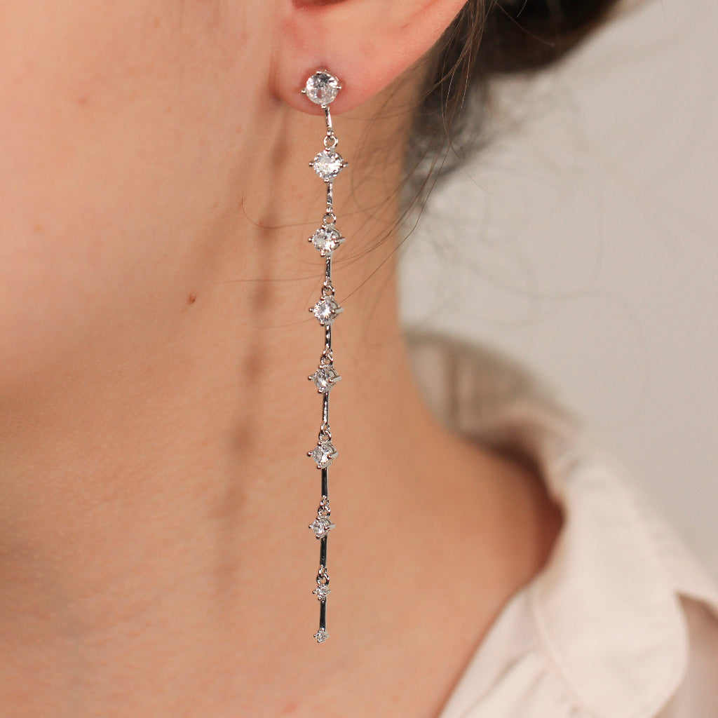 Pendientes largos realizados en plata de primera ley con circonitas