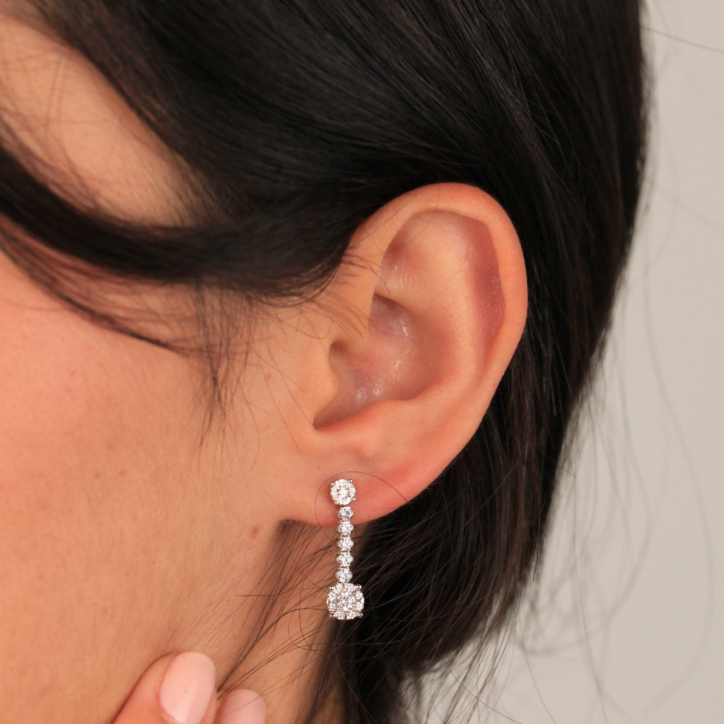 Pendientes novia largos de oro blanco de 18 quilates con circonitas.