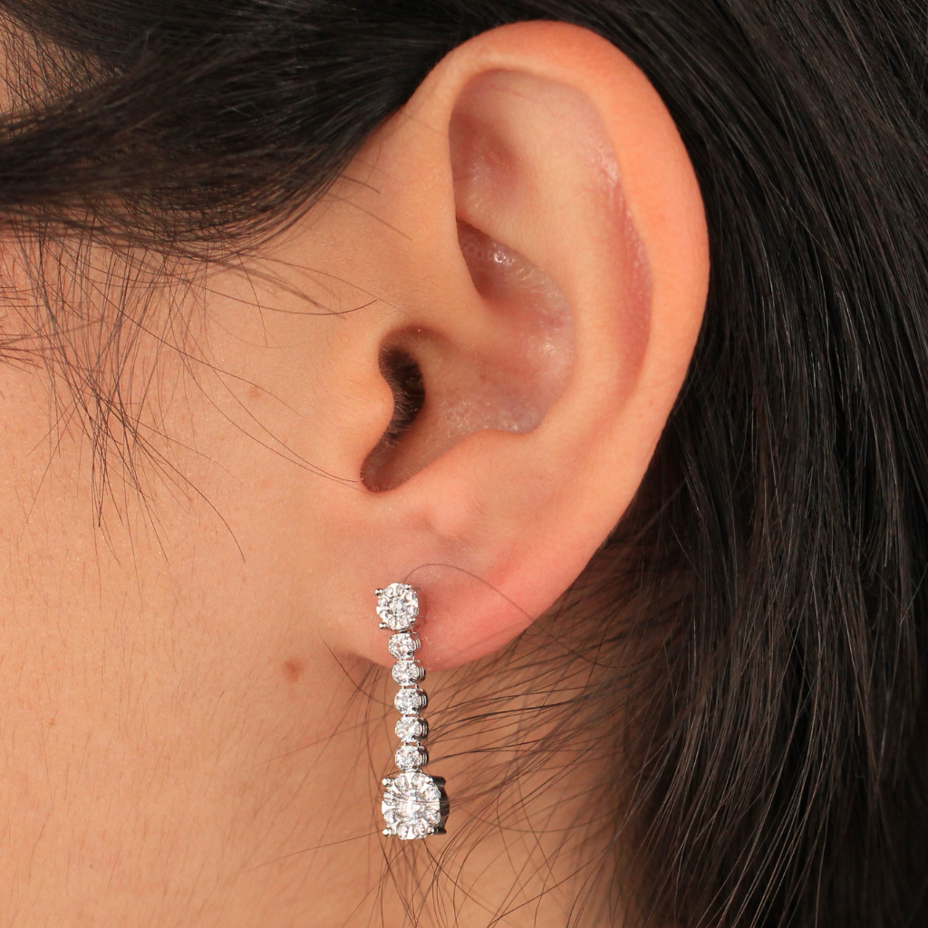 Pendientes novia largos de oro blanco de 18 quilates con circonitas.