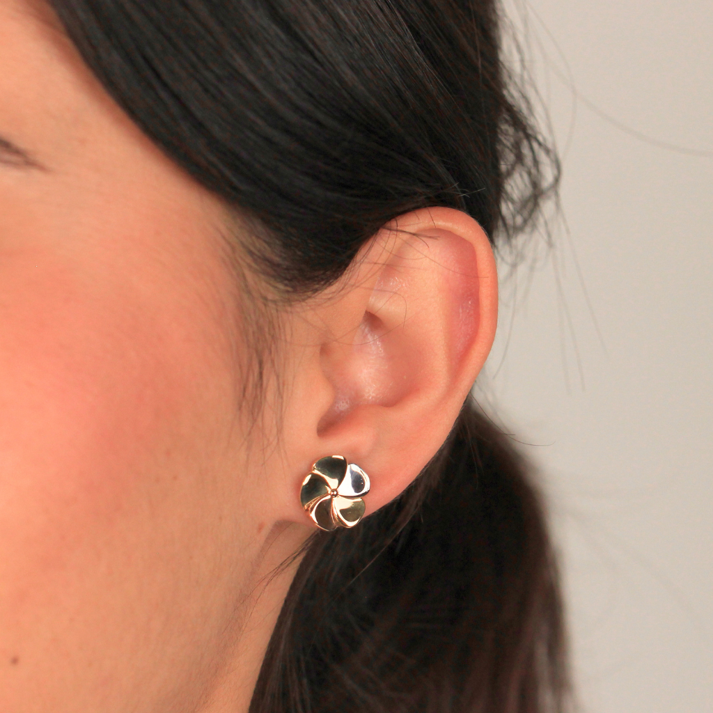 Pendientes de 18 quilates en oro amarillo, blanco y rosa con diseño de flor.&nbsp;