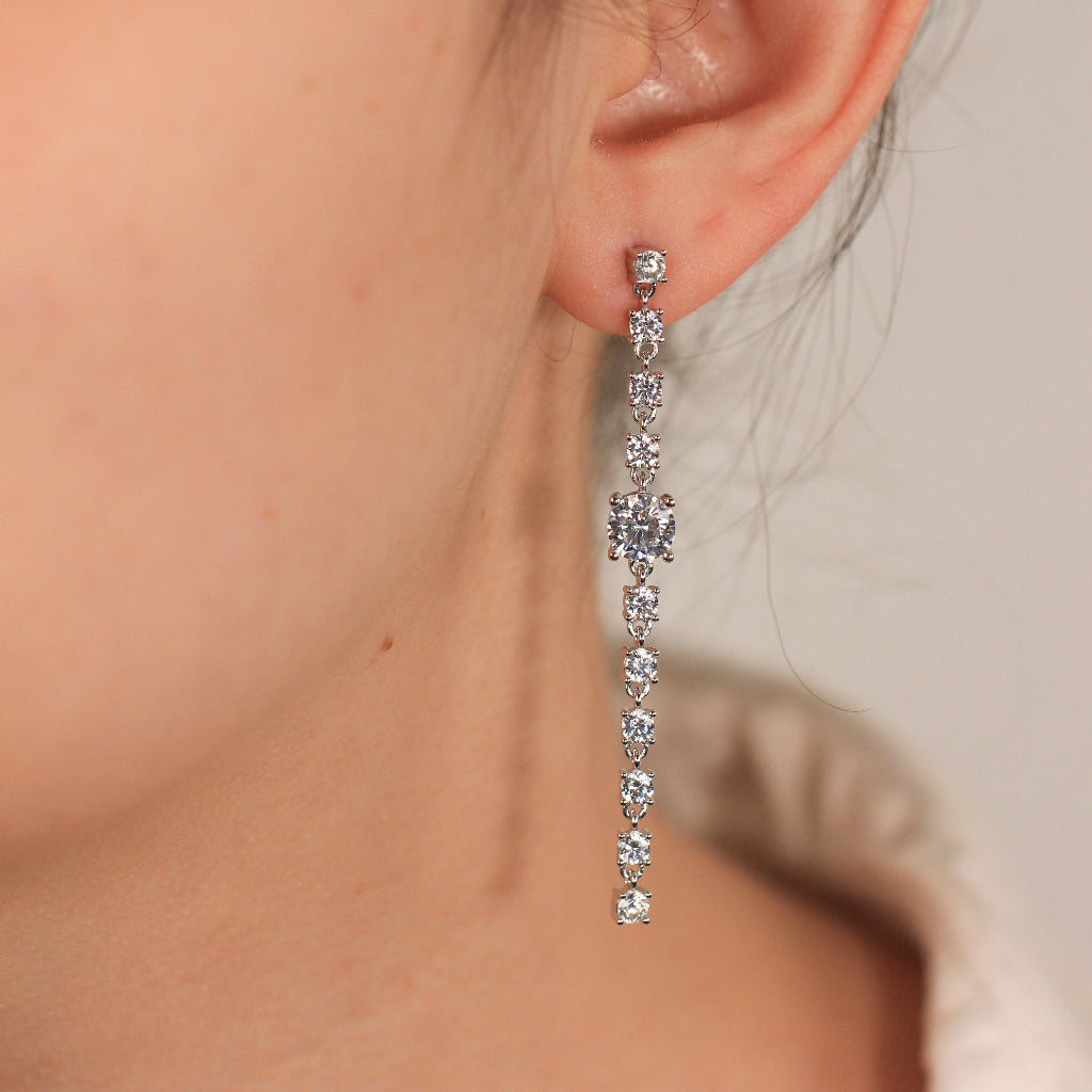 Pendientes largos realizados en plata y circonita