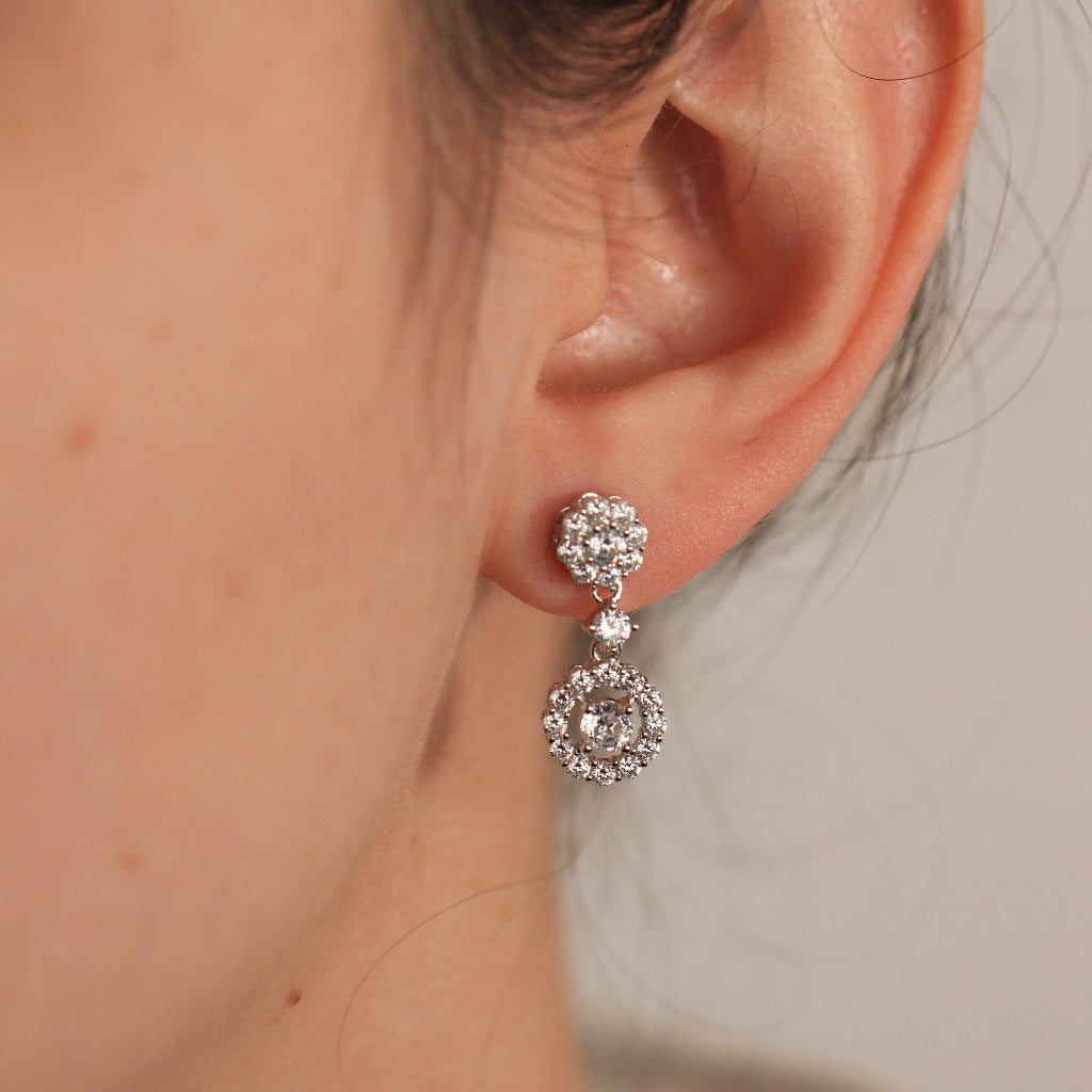 Pendientes motivo floral en plata de primera ley y circonita