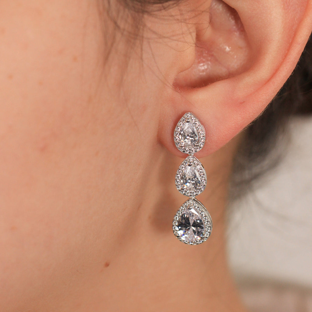 Pendientes de plata de ley con tres circonitas en forma de lagrima